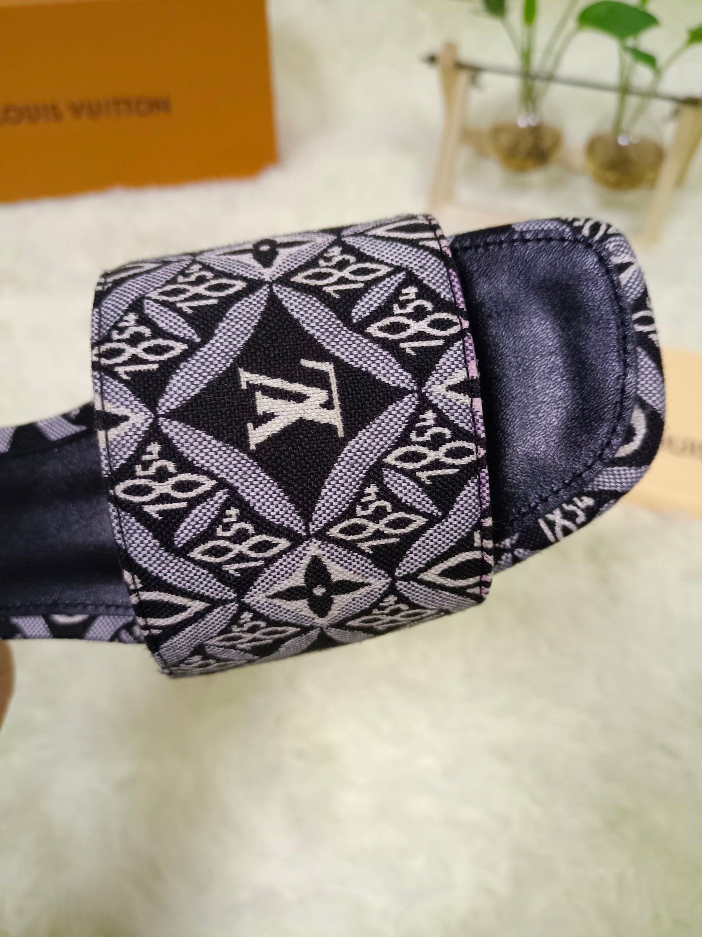 Lavish LV Flats for women