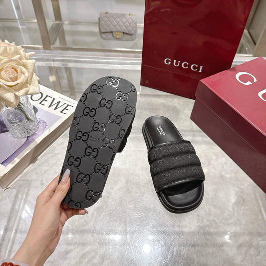GUCCI Men's slide sandal Black padded GG canvas