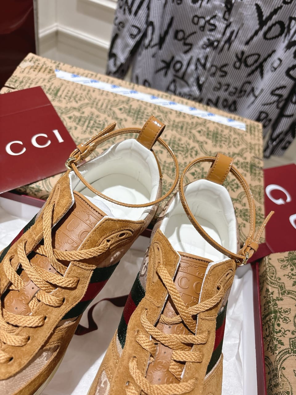 Gucci  Women's Gucci Re-Motion sneaker
