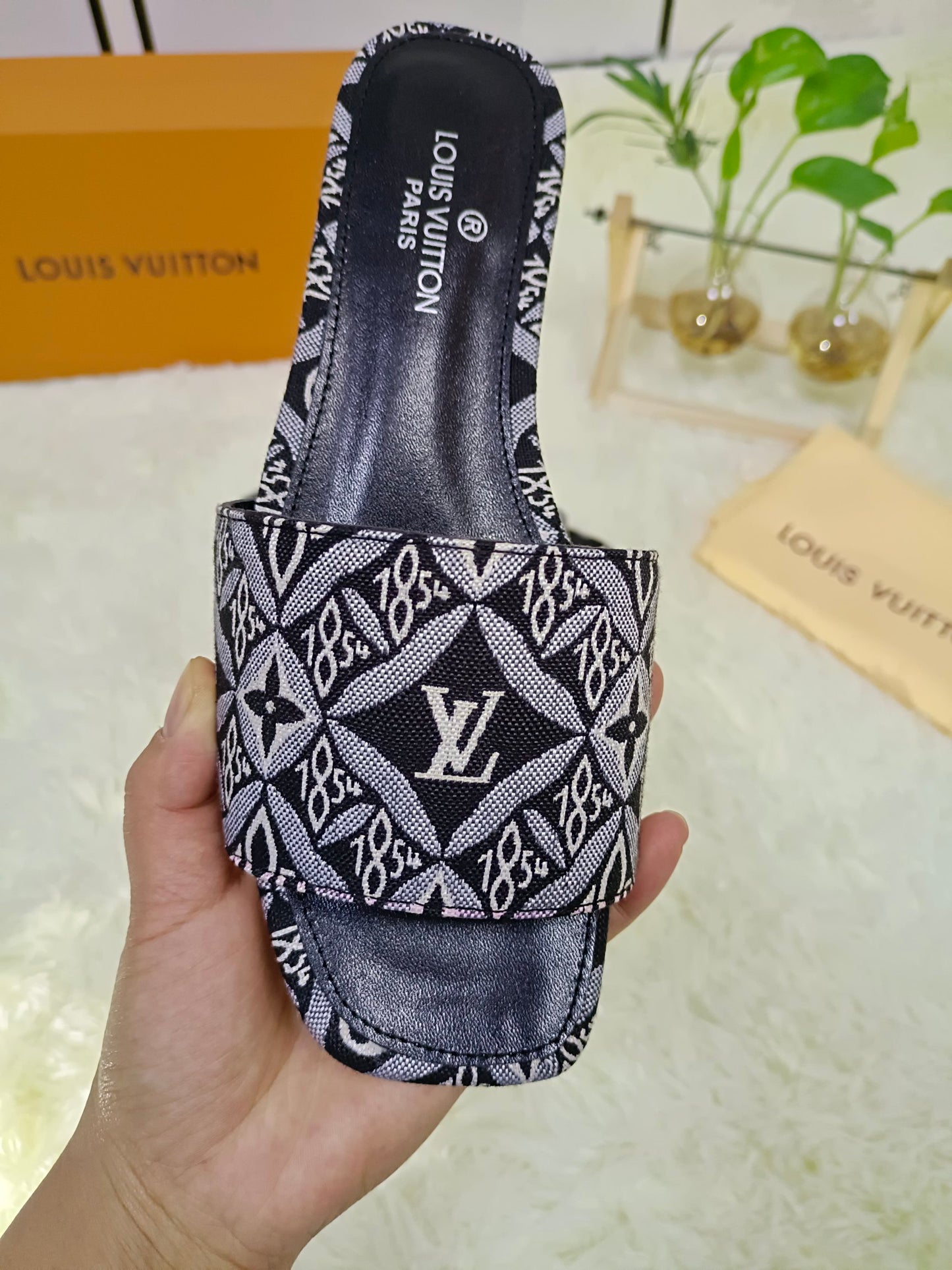 Lavish LV Flats for women